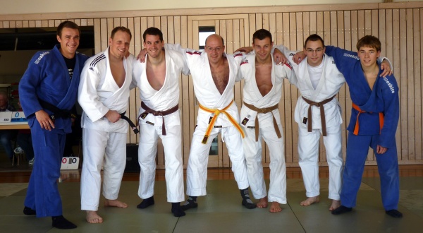 bezirksliga3_web Von links nach rechts: Matthias Rippa (-81 kg), Andreas Roth (+90 kg), Peter Dobler (-90 kg), Jürgen Kestenus (-81 kg), Nicolai Kraus (-73 kg), Matthias Kerler (-73 kg), Thomas Reichmann (-66 kg)